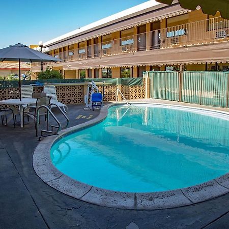 Townhouse Inn And Suites Brawley Bagian luar foto