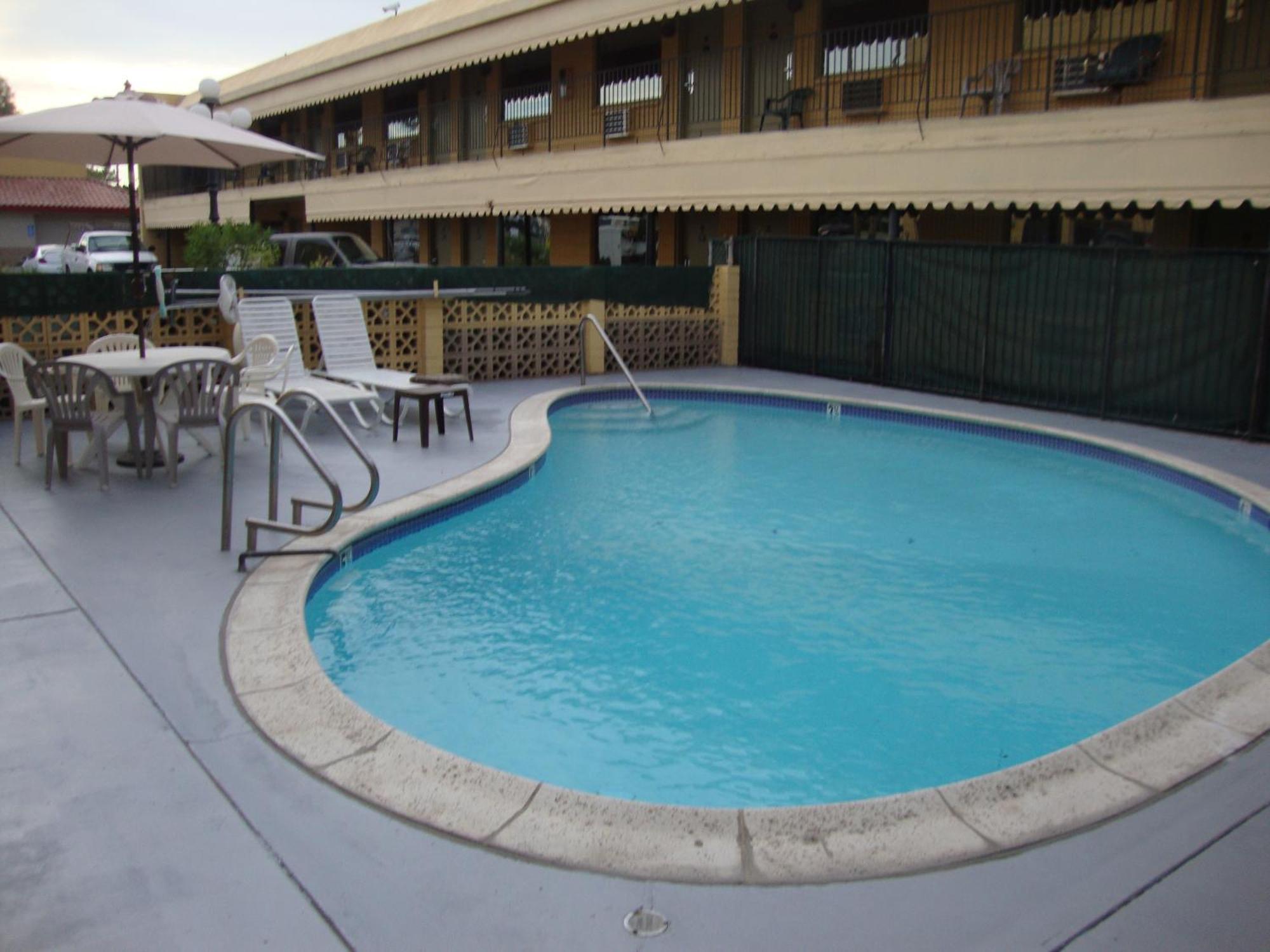 Townhouse Inn And Suites Brawley Bagian luar foto