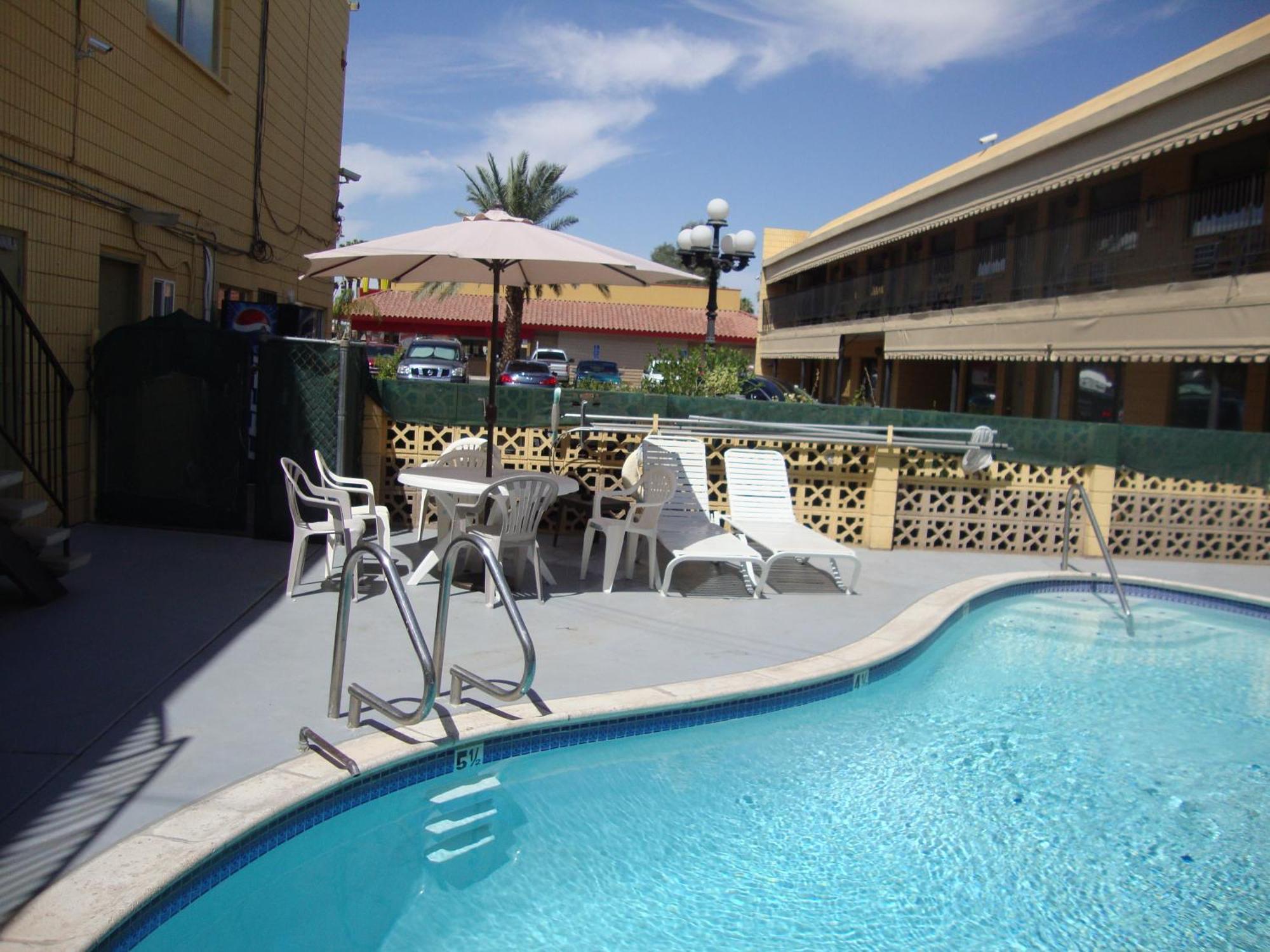 Townhouse Inn And Suites Brawley Bagian luar foto