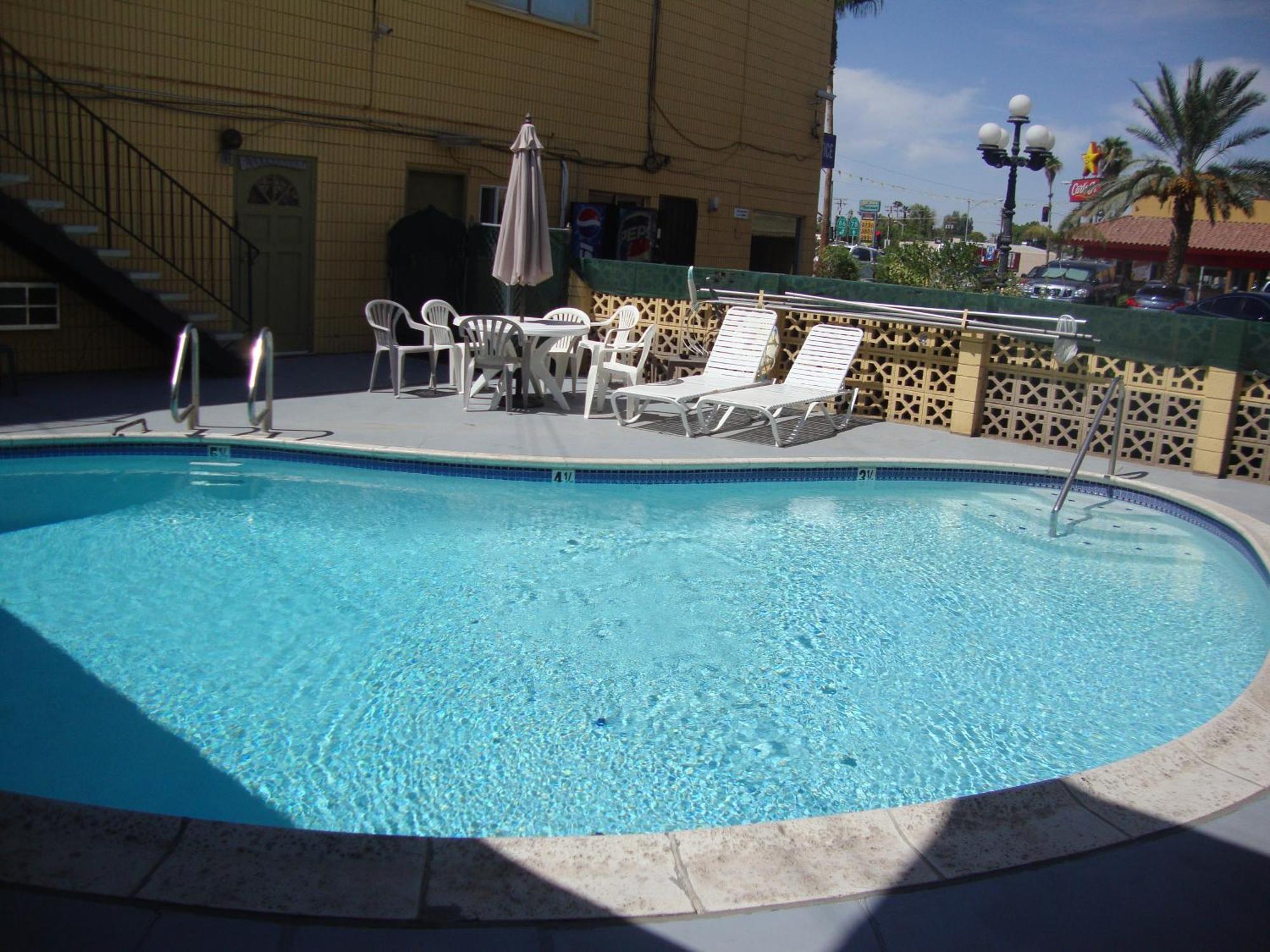 Townhouse Inn And Suites Brawley Bagian luar foto