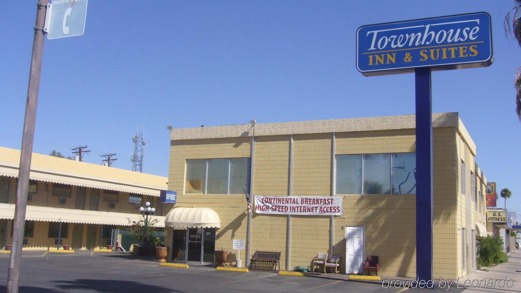 Townhouse Inn And Suites Brawley Bagian luar foto