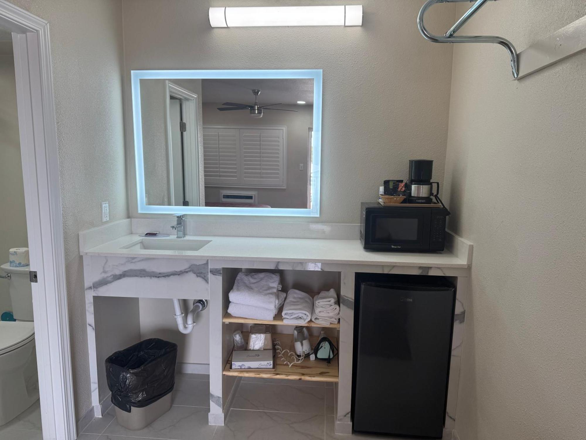 Townhouse Inn And Suites Brawley Bagian luar foto