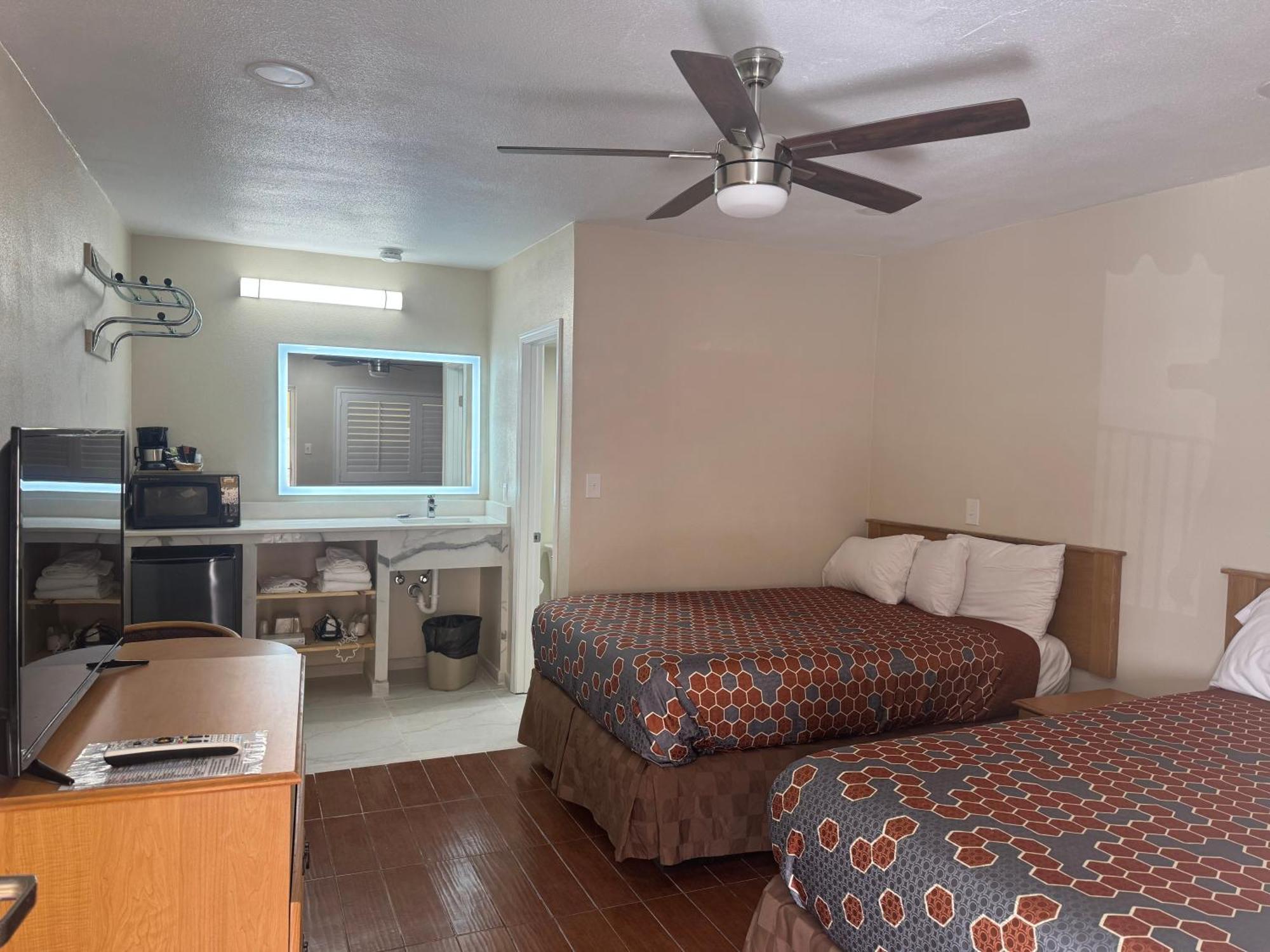 Townhouse Inn And Suites Brawley Bagian luar foto