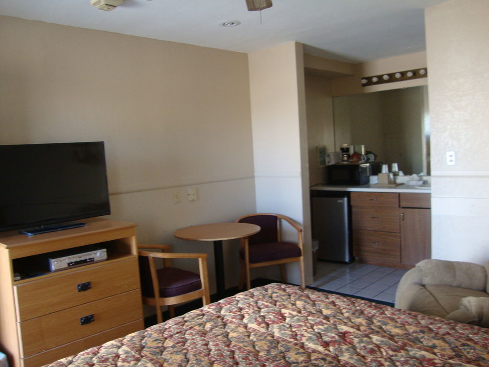 Townhouse Inn And Suites Brawley Bagian luar foto