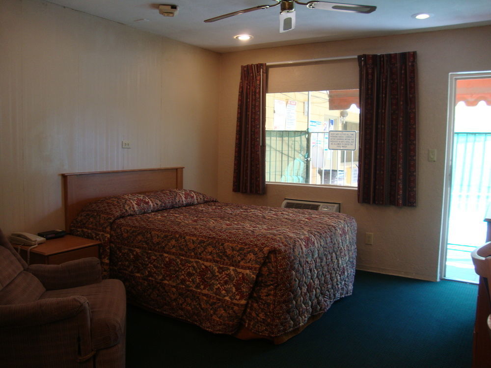 Townhouse Inn And Suites Brawley Bagian luar foto