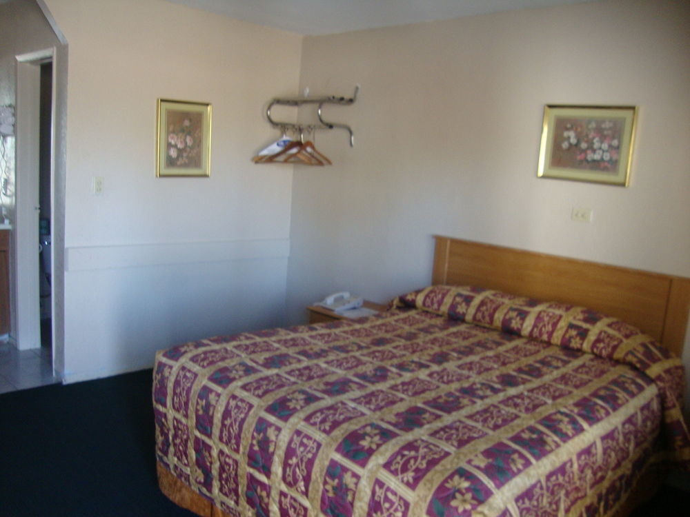 Townhouse Inn And Suites Brawley Bagian luar foto