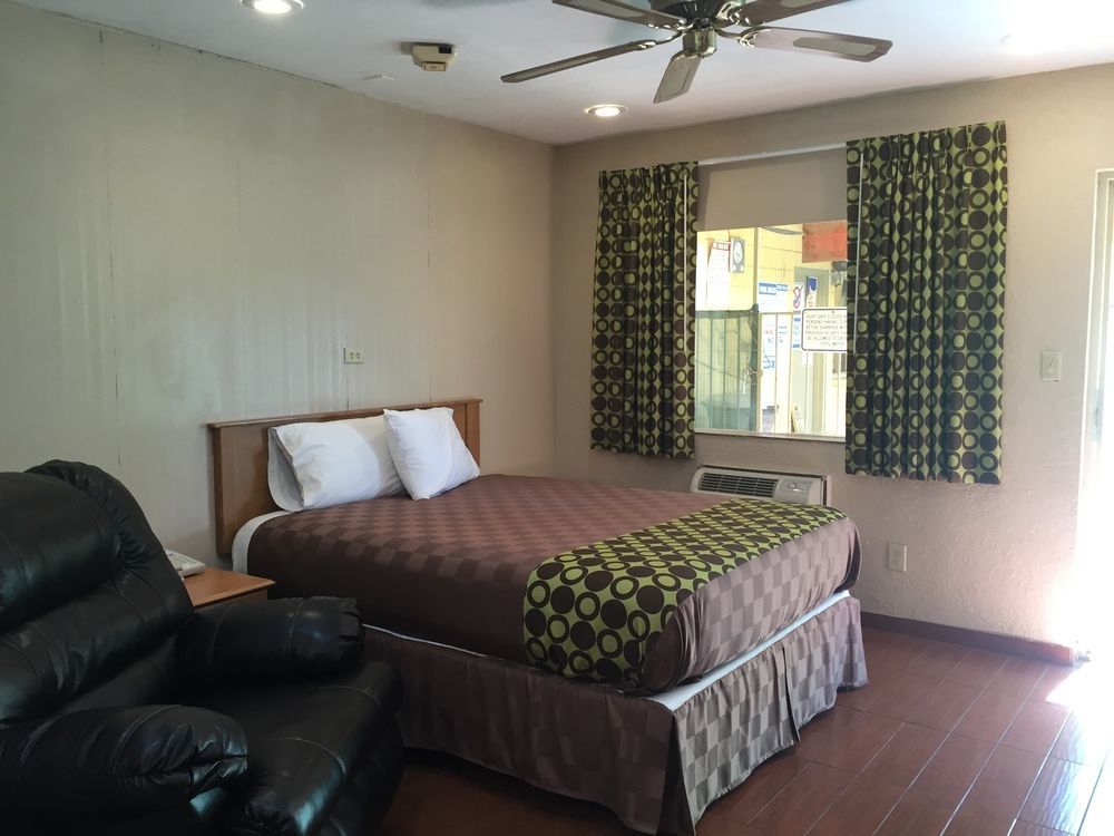 Townhouse Inn And Suites Brawley Bagian luar foto