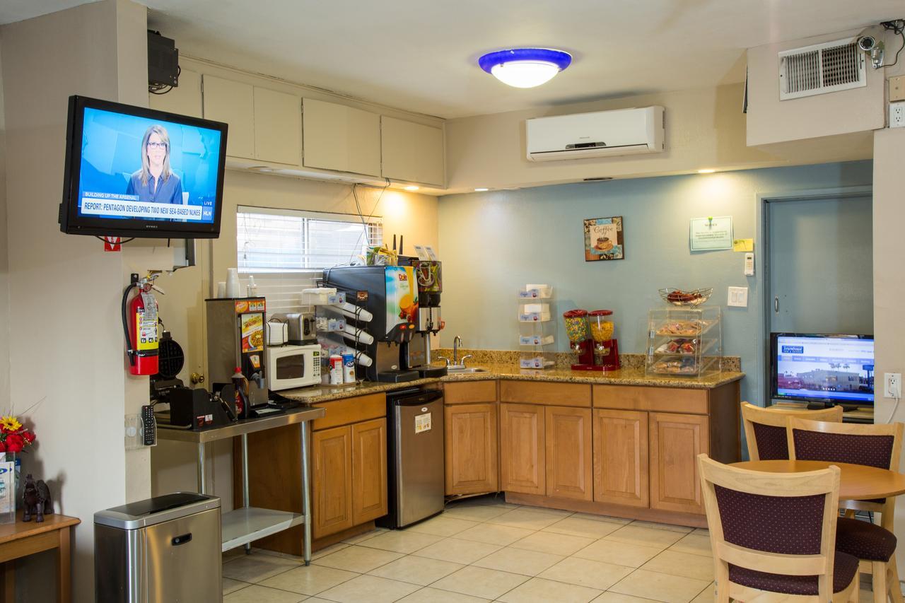 Townhouse Inn And Suites Brawley Bagian luar foto