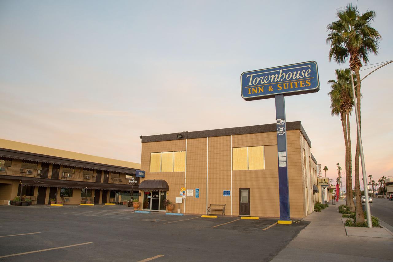 Townhouse Inn And Suites Brawley Bagian luar foto