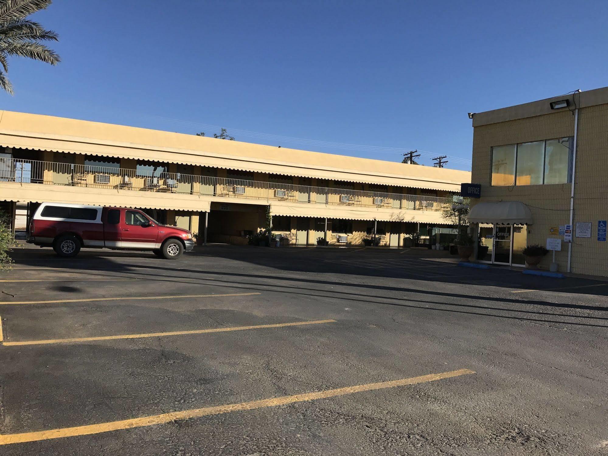 Townhouse Inn And Suites Brawley Bagian luar foto