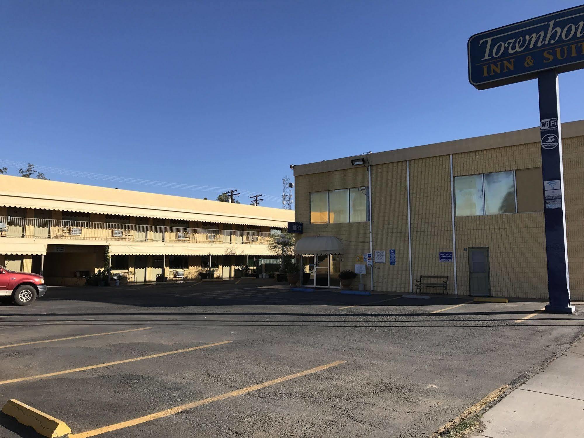 Townhouse Inn And Suites Brawley Bagian luar foto