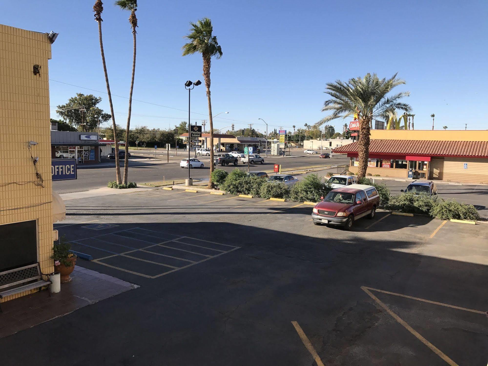Townhouse Inn And Suites Brawley Bagian luar foto