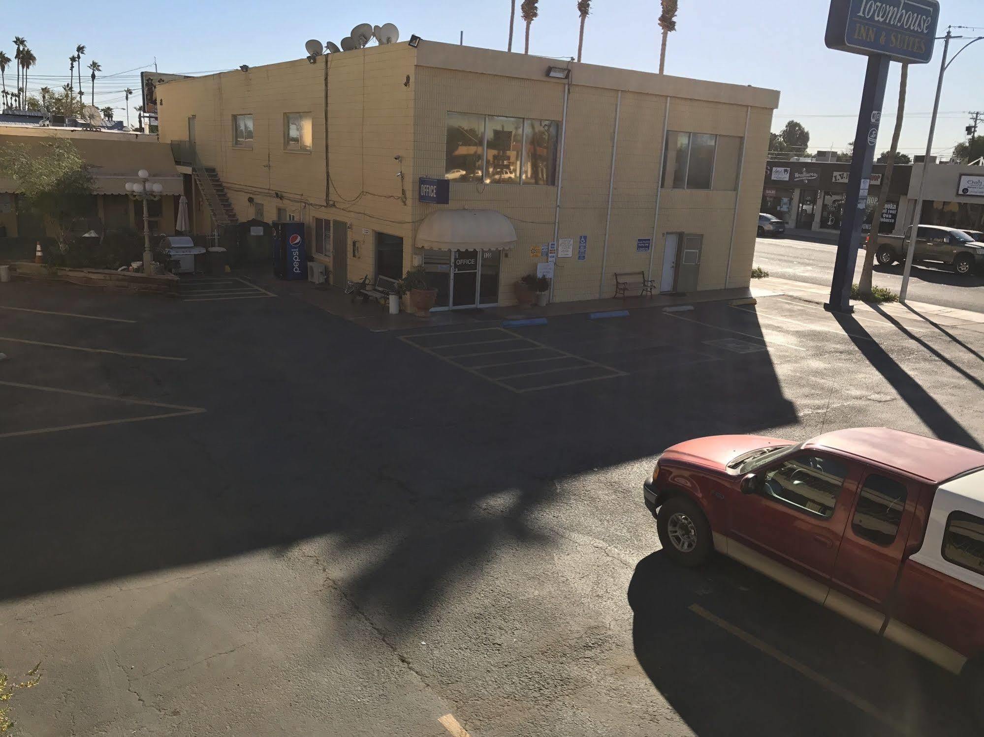 Townhouse Inn And Suites Brawley Bagian luar foto