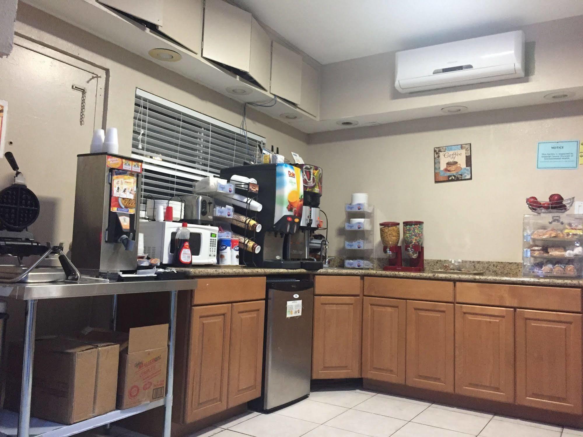 Townhouse Inn And Suites Brawley Bagian luar foto