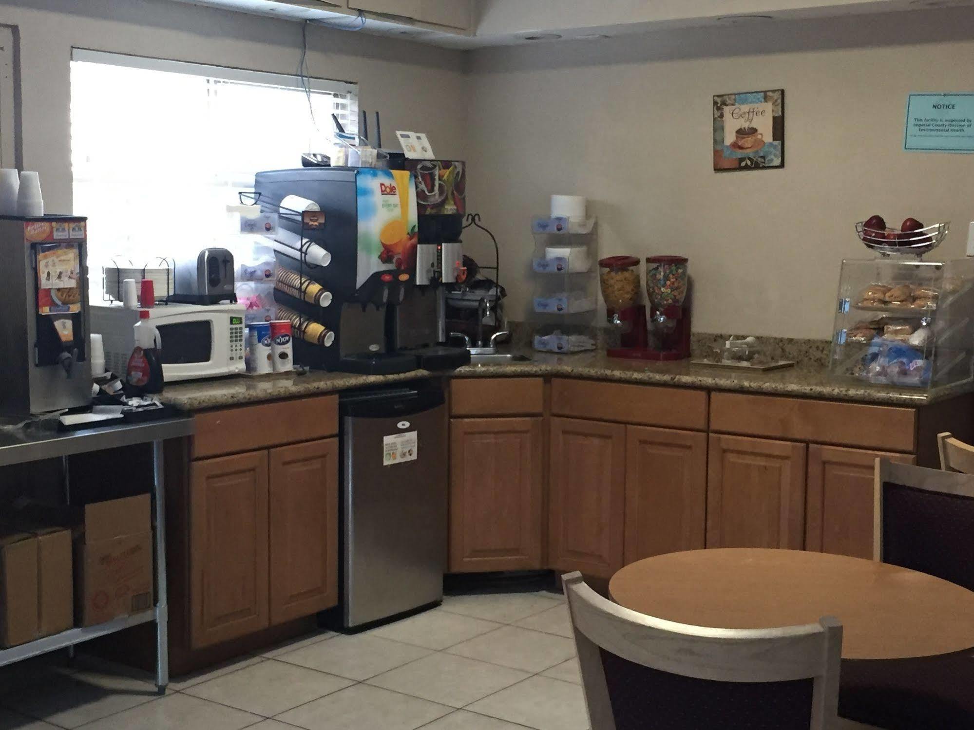 Townhouse Inn And Suites Brawley Bagian luar foto