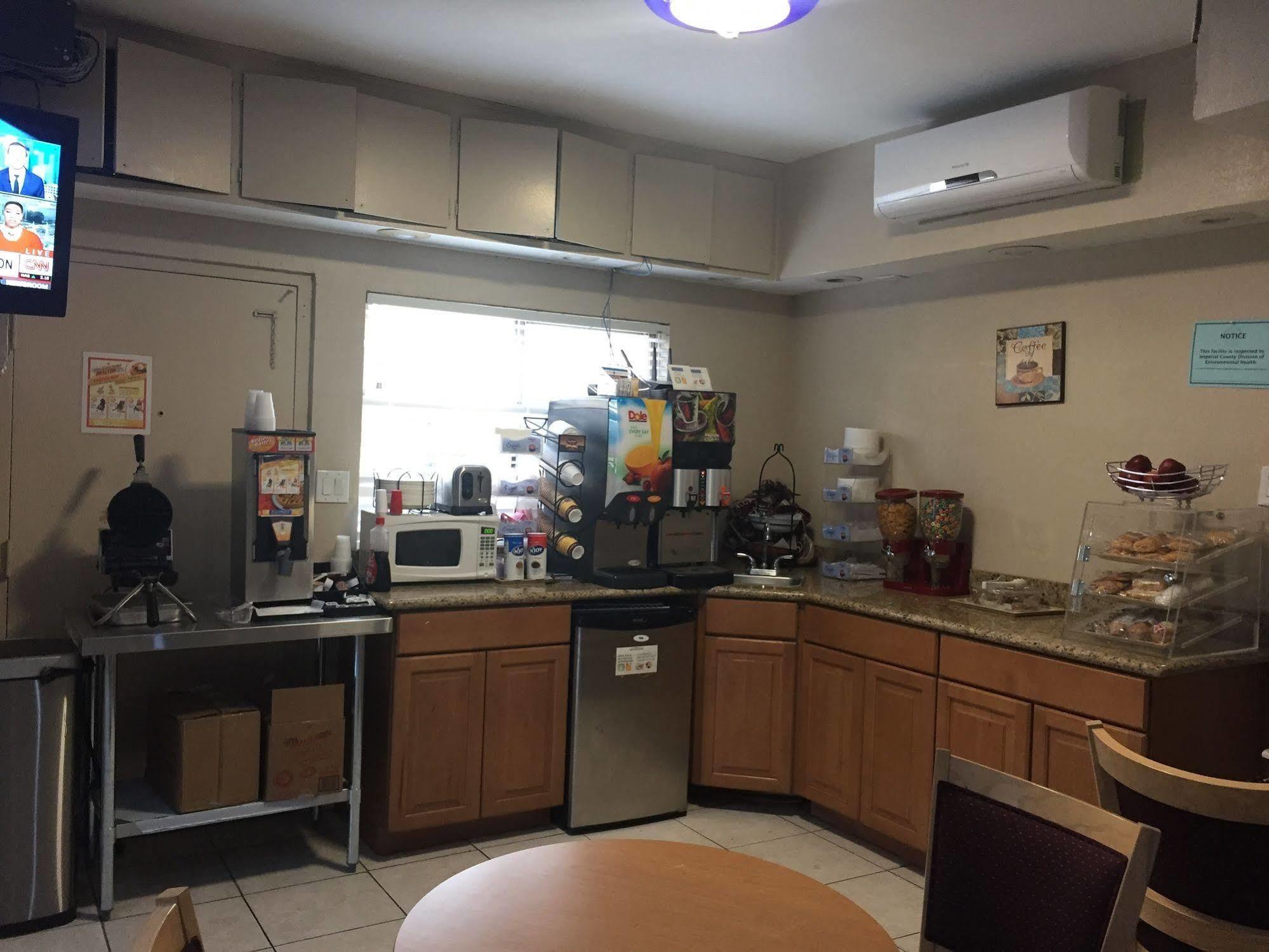 Townhouse Inn And Suites Brawley Bagian luar foto