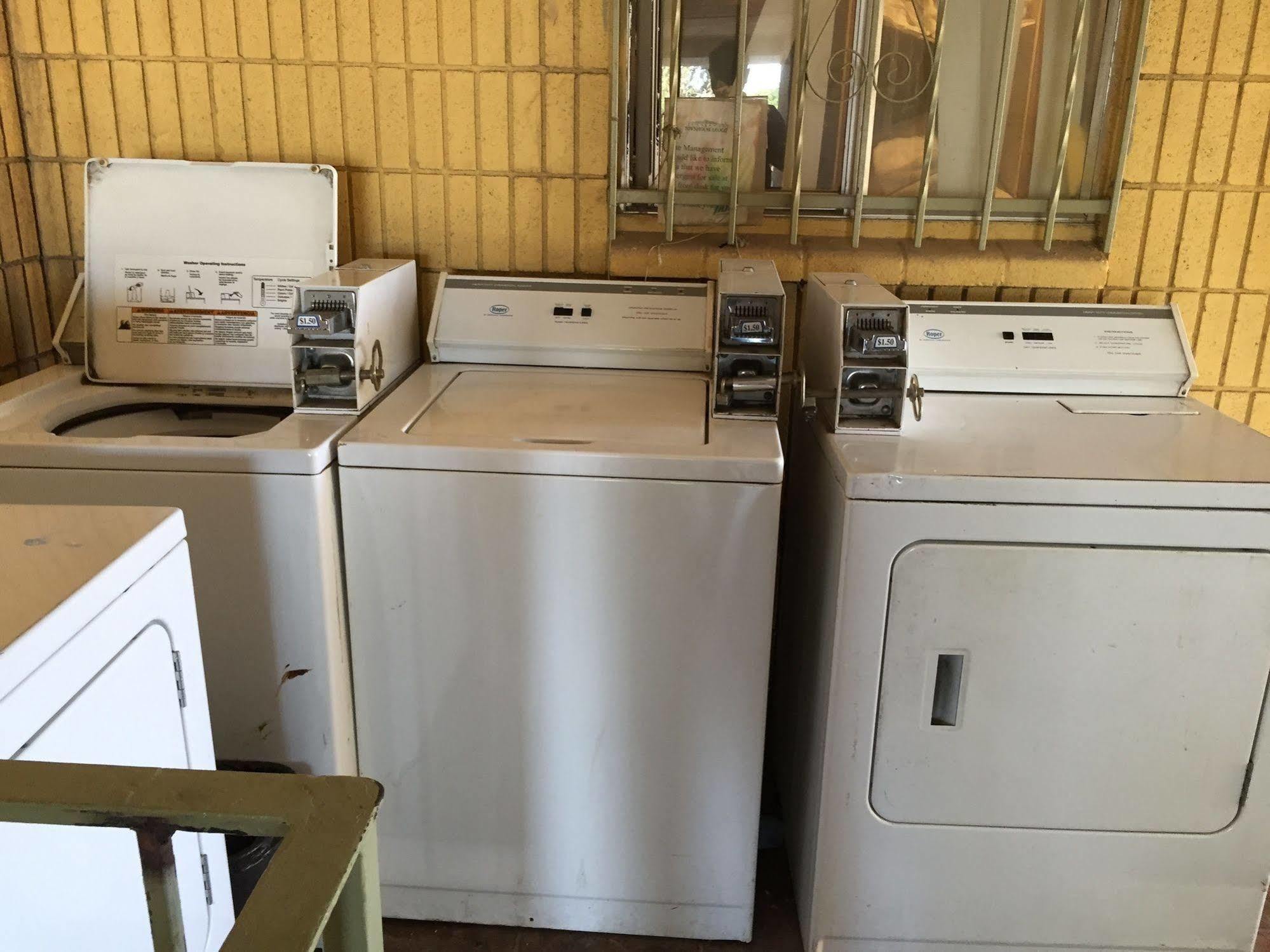 Townhouse Inn And Suites Brawley Bagian luar foto
