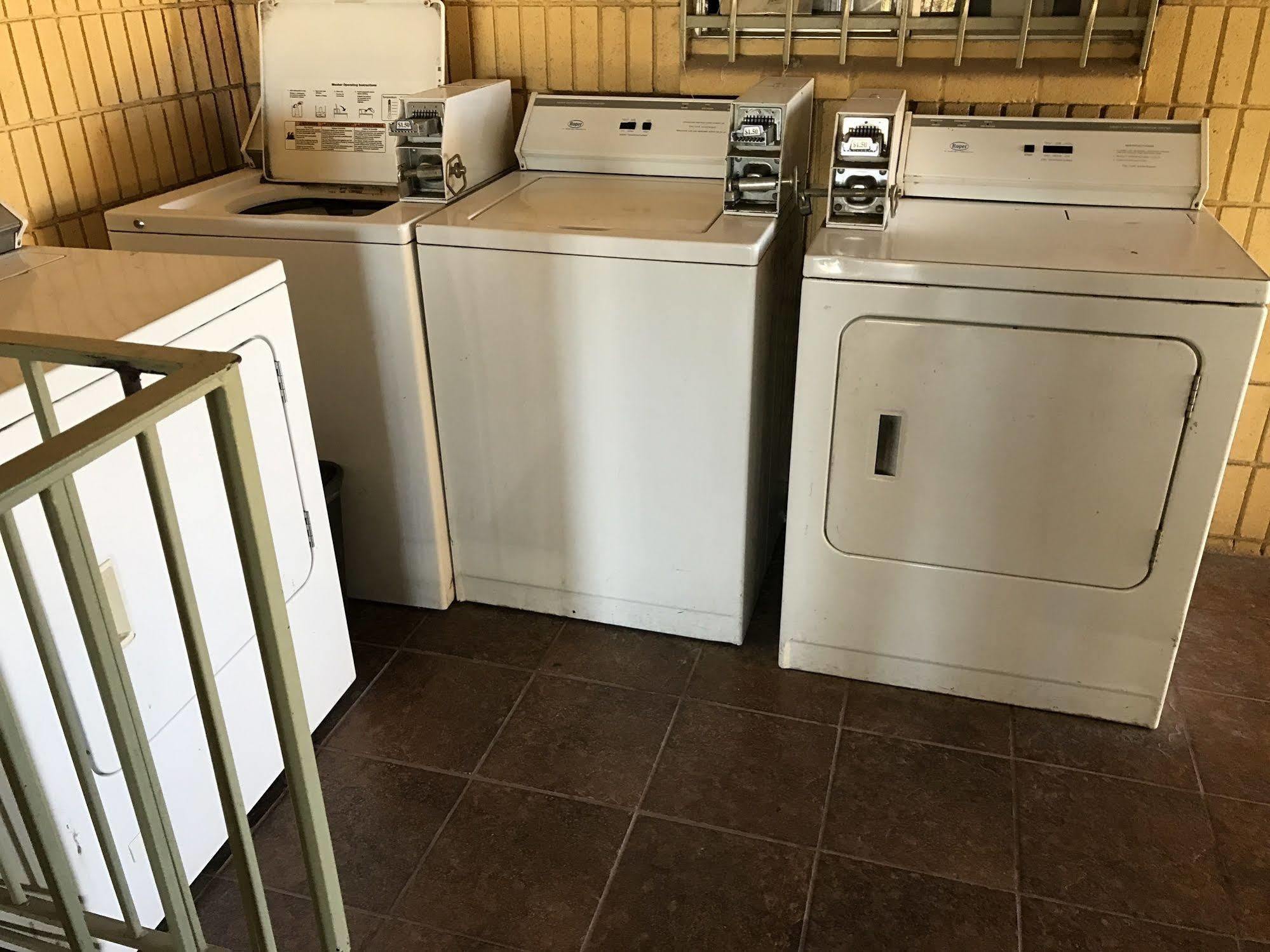 Townhouse Inn And Suites Brawley Bagian luar foto