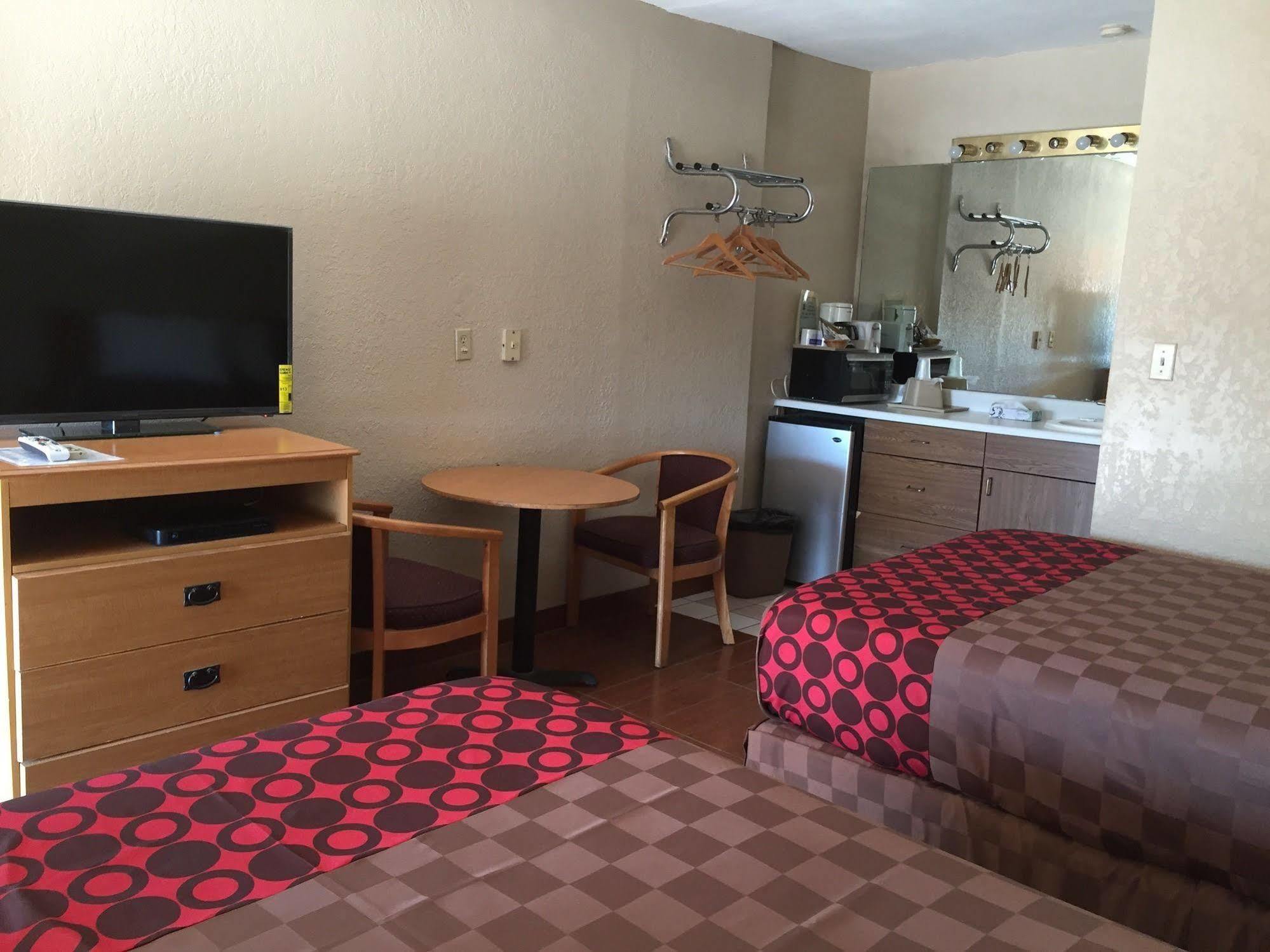 Townhouse Inn And Suites Brawley Bagian luar foto