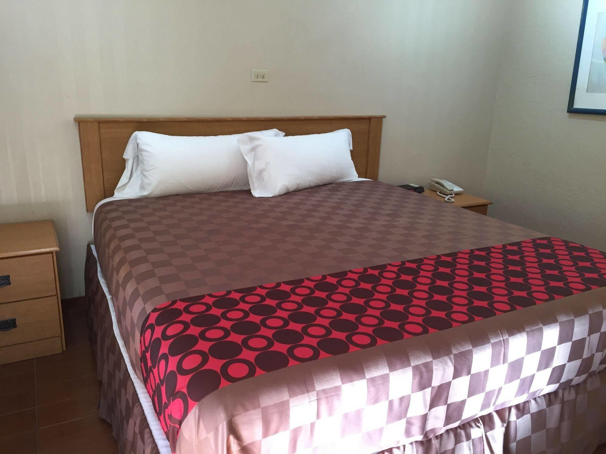 Townhouse Inn And Suites Brawley Bagian luar foto