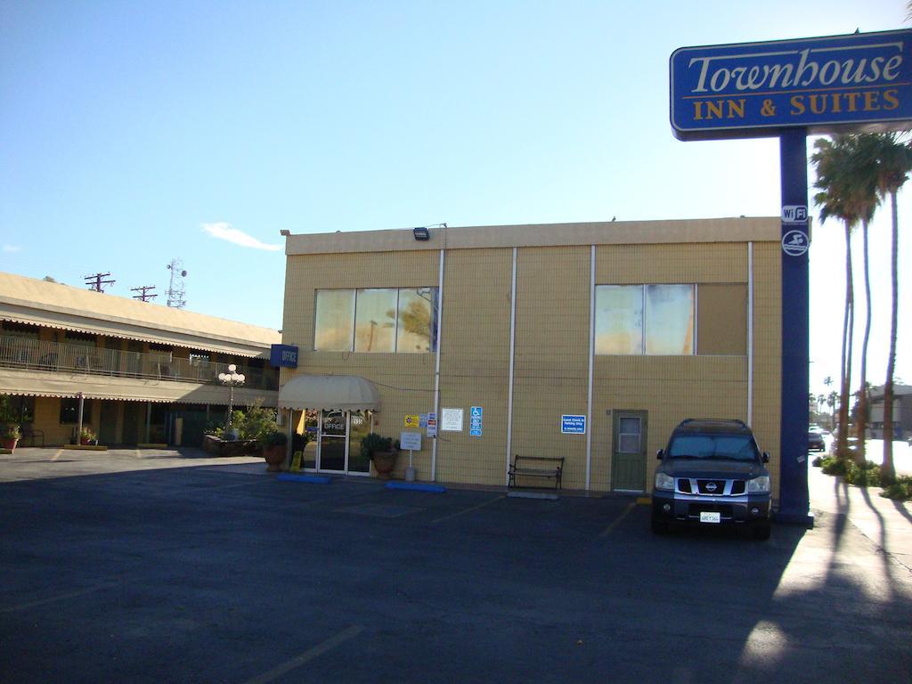 Townhouse Inn And Suites Brawley Bagian luar foto