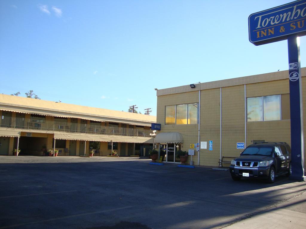 Townhouse Inn And Suites Brawley Bagian luar foto