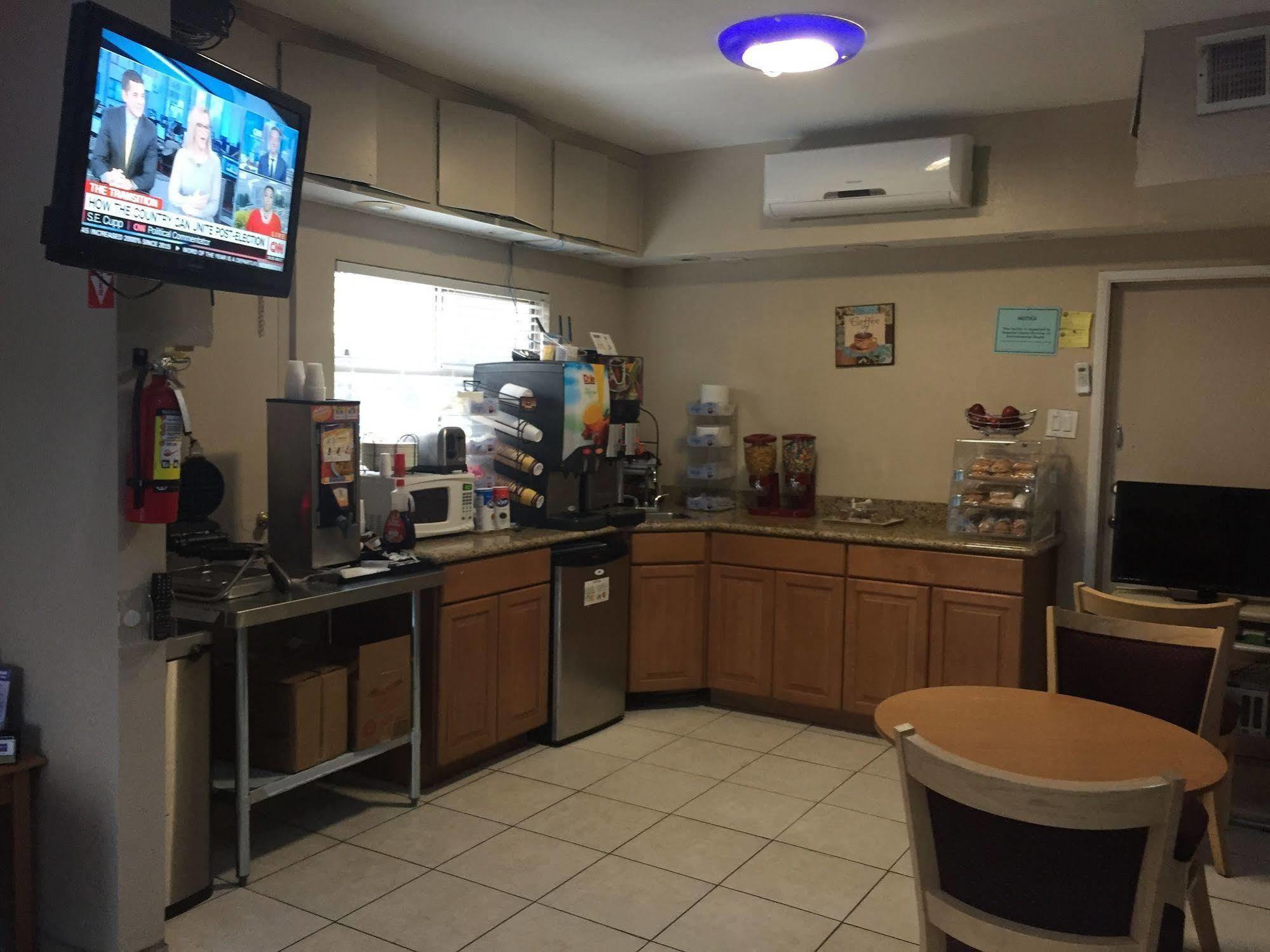 Townhouse Inn And Suites Brawley Bagian luar foto